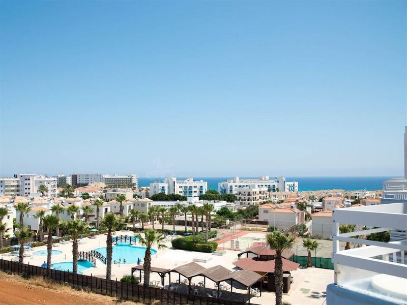 Polycarpia Hotel Pernera Bagian luar foto