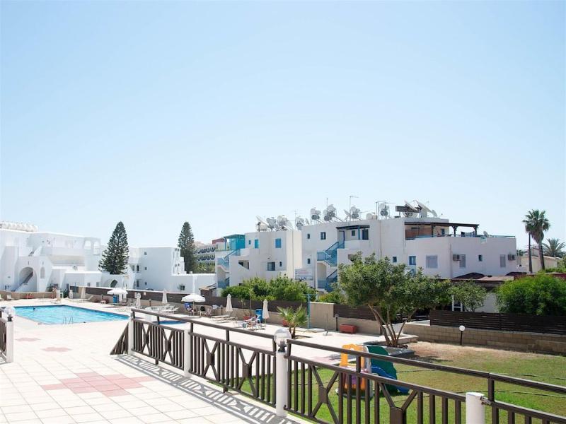 Polycarpia Hotel Pernera Bagian luar foto