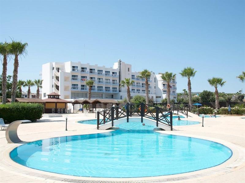 Polycarpia Hotel Pernera Bagian luar foto