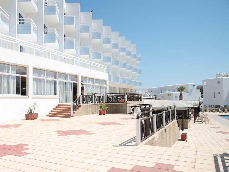 Polycarpia Hotel Pernera Bagian luar foto